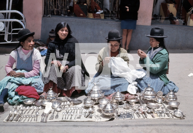 ｜聖フランシスコ教会の近くで銀食器を売るアイマラ族