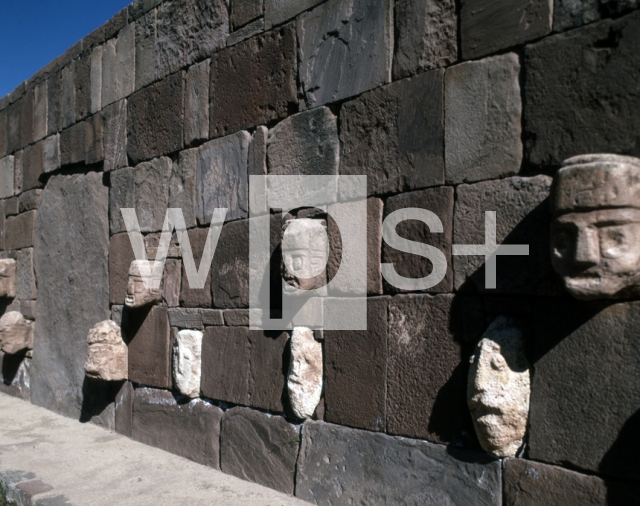 ｜ティワナク遺跡、カラササーヤ半地下神殿の壁