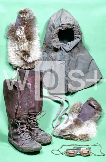｜カッパ、カナダ式ブーツ、毛皮の手袋、ゴーグル