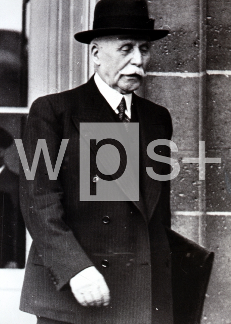 ｜内閣総理庁を出るペタン、1940年