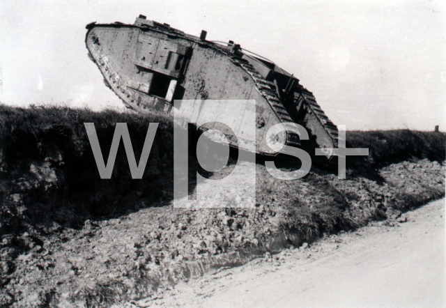 ｜急勾配の土手を上るイギリスの戦車、1917年5月27日、ブレアヴィル近郊で