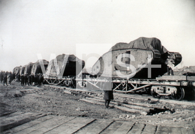 ｜北部カンブレーの戦いから帰還のため鉄道輪送されるイギリス第2旅団の戦車群、1917年12月6日