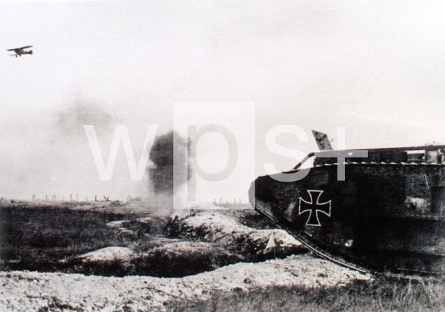 ｜塹壕を跨いでいる捕獲されたドイツ軍のマークをつけたイギリスの戦車