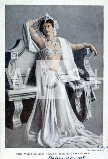 REUTLINGER｜ダンスのため外国の衣装をつけたマタ・ハリ、1908年7月15日