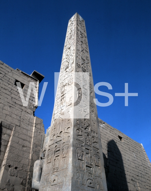 ｜ルクソール神殿、大塔門前に立つラムセス2世のオベリスク