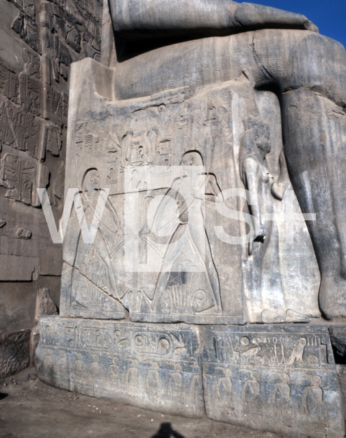 ｜ルクソール神殿、ラムセス2世像の台座レリーフ