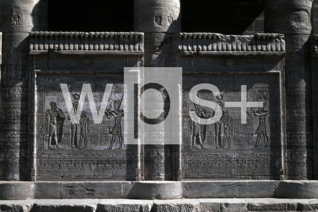 ｜ハトホル神殿の壁面レリーフ「女神への奉納」
