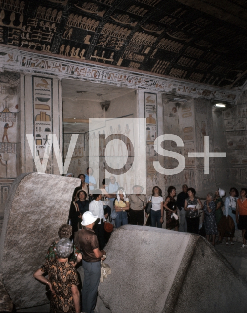 ｜ラムセス6世の墓内部「天空図」の説明を受ける観光客