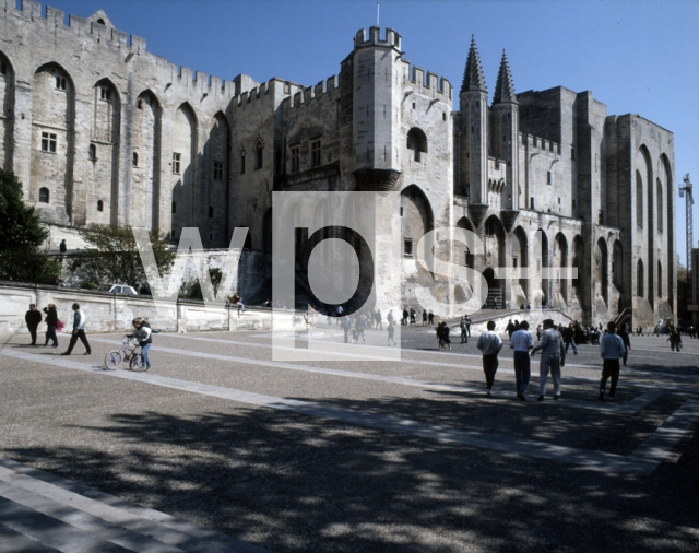｜アヴィニョン教皇庁の正面入口と広場