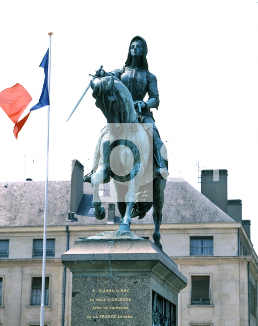 FOYATEIR Denis｜マルトロワ広場に立つジャンヌ・ダルク像