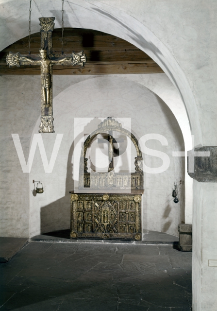 ｜リスビェア教会の祭壇と十字架