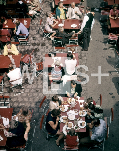 ｜広場で昼食をとる市民