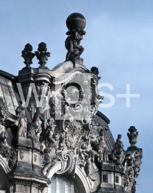 POPPELMANN Matthäus Daniel & PERMOSER Balthasar｜ツヴィンガー宮殿「ヴァル・パヴィリオンの屋根飾り」
