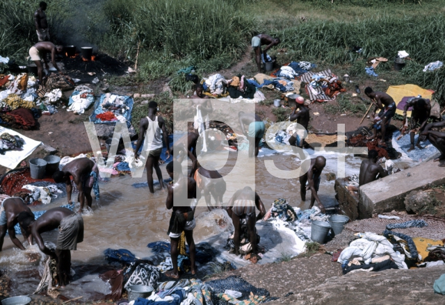 ｜川で洗濯をするアシャンティ族の男達