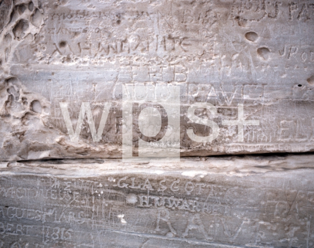 ｜ポセイドン神殿の柱に残るバイロンのサイン