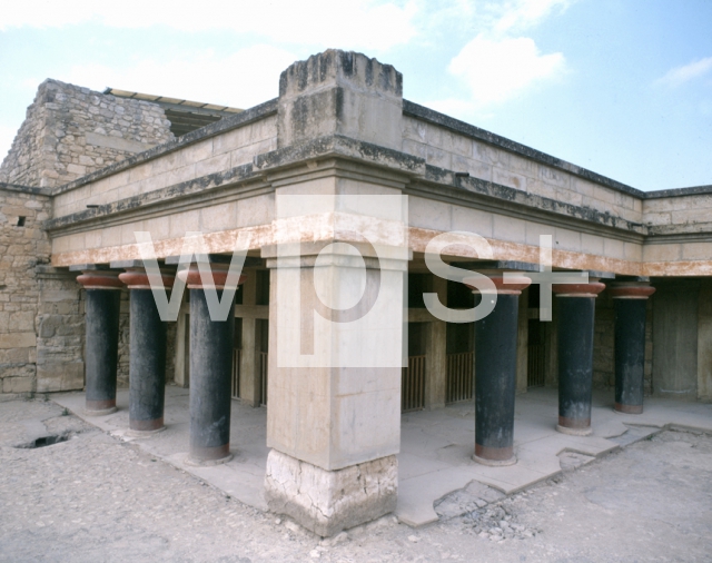 ｜クノソッス宮殿の双斧の間入口の柱廊
