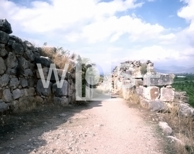 ｜ティリンスの城塞「アクロポリスへ通ずる東側城内」