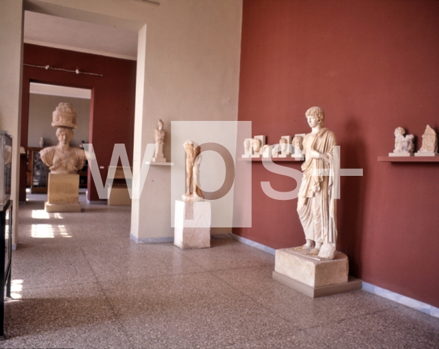 ｜アンティノオス像とカリアティード（女柱像）