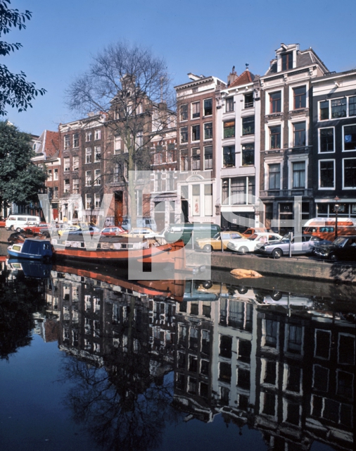 ｜運河とアムステルダムの町並み