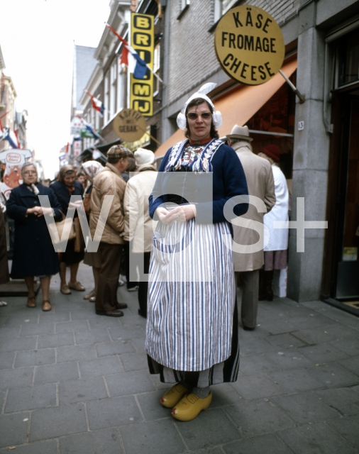 ｜チーズ市場で働く民族衣装を着た女性