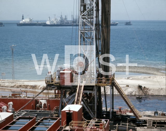 ｜石油輸出専用の港の石油掘削装置