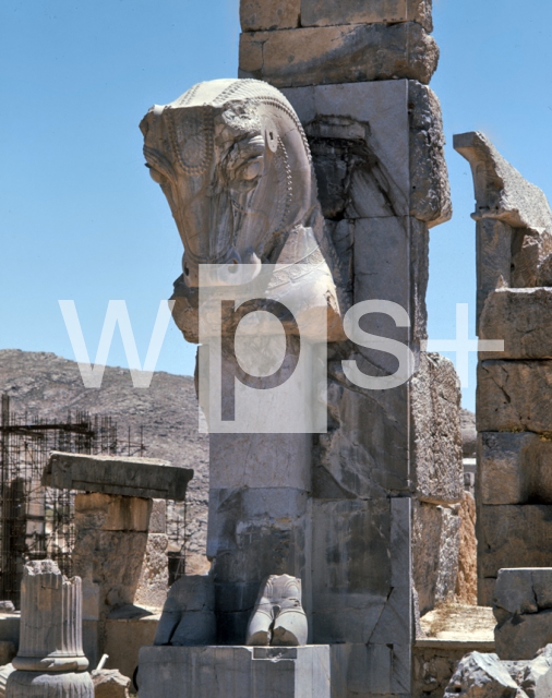 ｜ペルセポリス遺跡、百柱の間の馬頭装飾