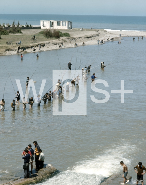 ｜カスピ海へ流れ込む川岸で釣りを楽しむ人々