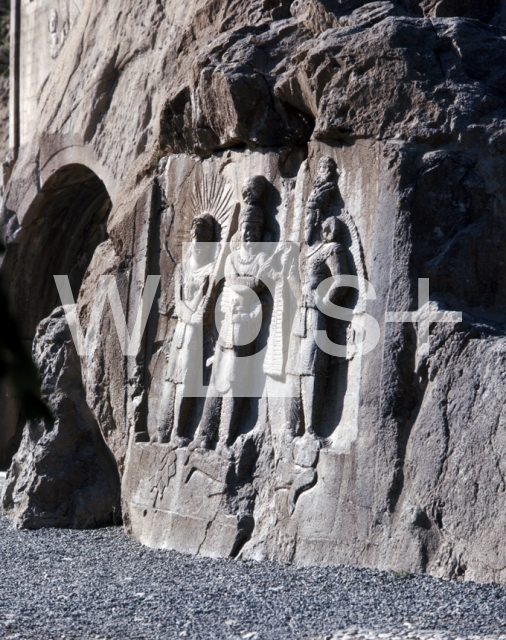 ｜ターク・イ・ブスタン大石窟、「アルダシール2世の叙任式」