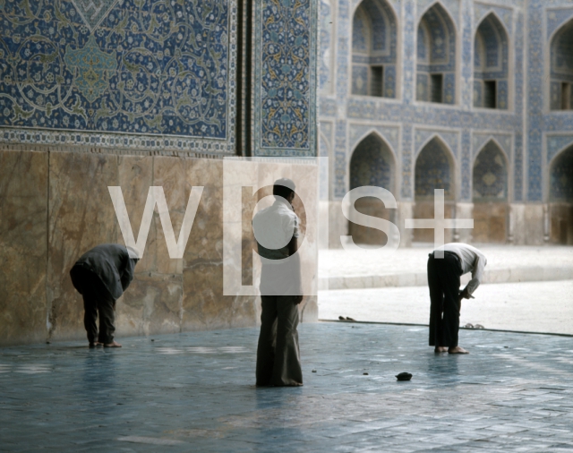 ｜マスジェデ・シャー（イマーム・モスク）、北東イワーンで礼拝する信者たち
