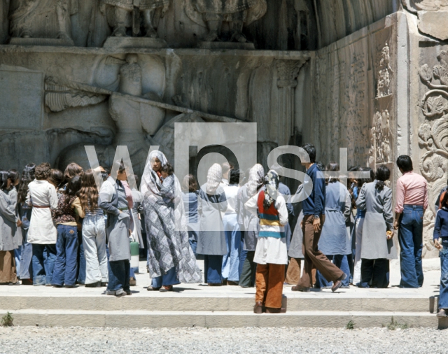 ｜ターク・イ・ブスタン大石窟の「ホスロー2世の騎馬像」を見物する人々
