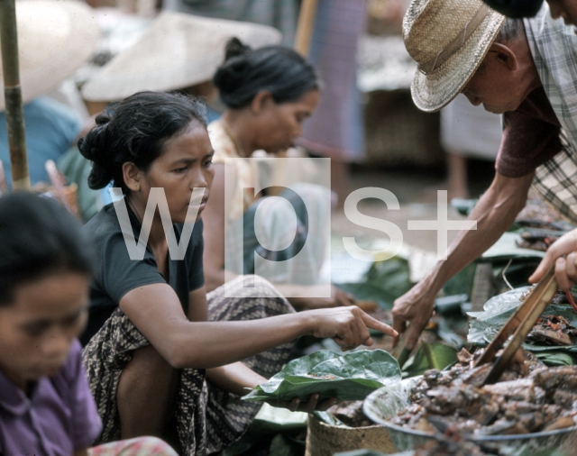 ｜マカレ市場で惣菜を売るトラジャ族の女性