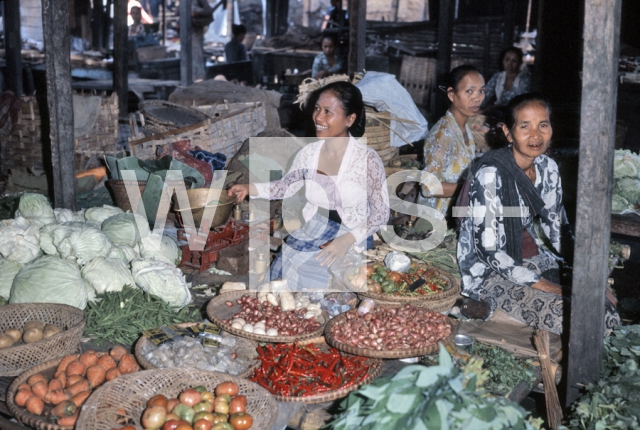 ｜市場にて野菜を売る女性