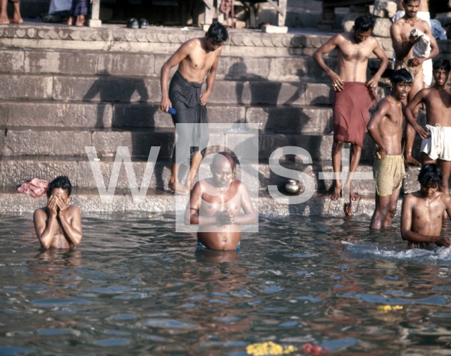 ｜ガンジス川で沐浴する人々