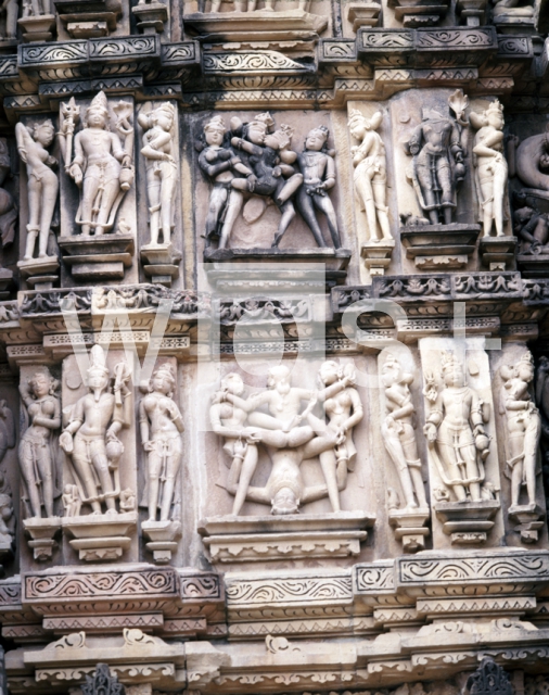 ｜カジュラーホー遺跡、カンダーリヤ・マハーデーヴァ寺院の南側外壁彫刻「男女交合」
