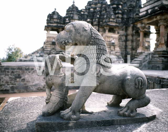 ｜カジュラーホー遺跡、ジャガダンバー寺のシャルドゥーラと呼ばれるライオンに似た神獣の石造