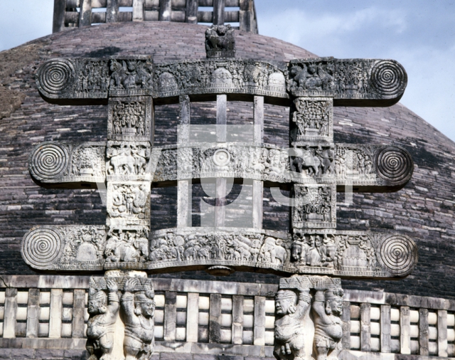 ｜サンチの仏教遺跡、第1ストゥーパと西門