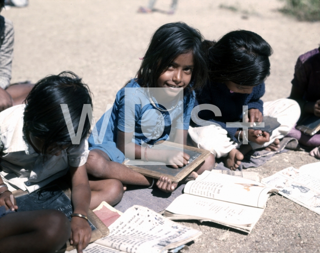 ｜アブー山の林間学校で勉強する子供達