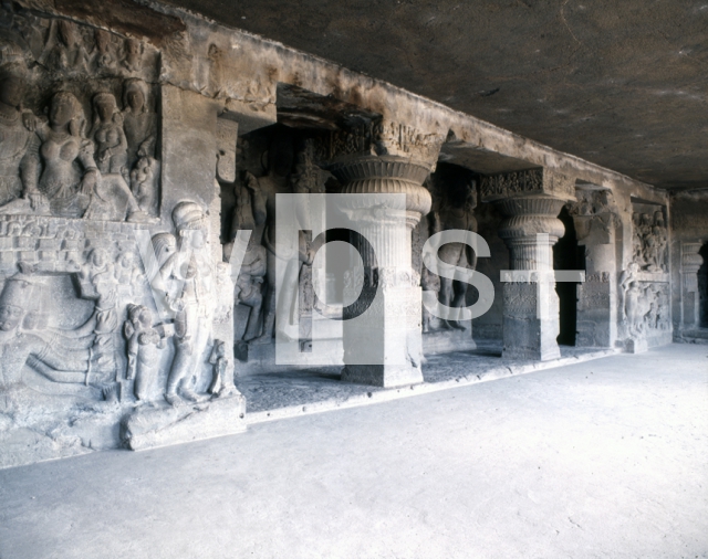 ｜エローラ石窟、第21窟の入口広間の列柱