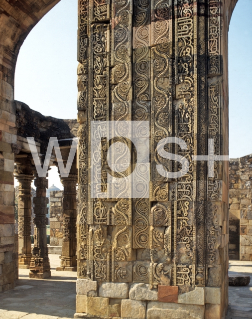 ｜礼拝の真正面壁に残る赤砂岩のアーチの装飾部分
