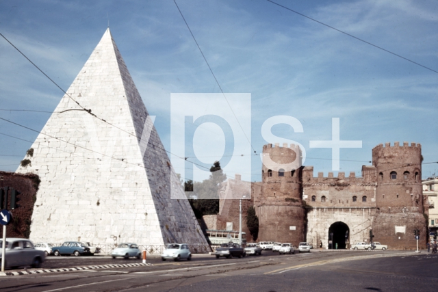 ｜サン・パオロ門とガイウス・ケスティウスのピラミッド