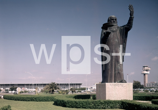 ｜フィウミチーノ空港の前に建つレオナルド・ダ・ヴィンチ像