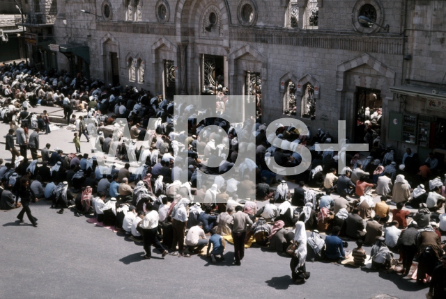 ｜アルフセイン・モスクの前で礼拝する信者たち