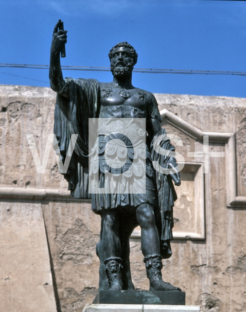 ｜旧市街への入口に立つマルクス・アウレリウス像