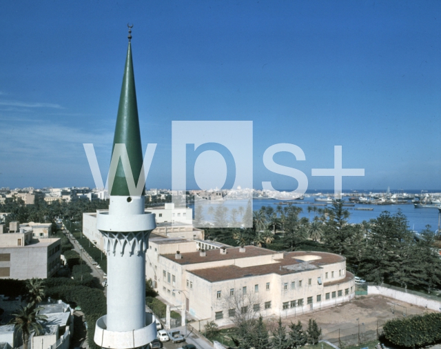 ｜マームード・モスクのミナレットとトリポリ港