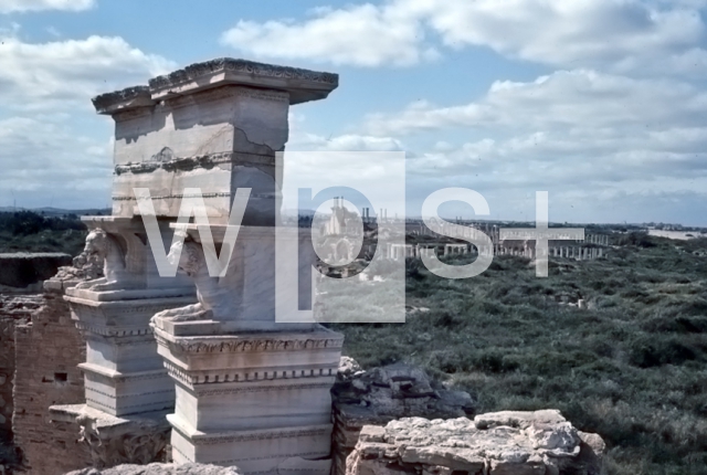 ｜レプティス・マグナのバシリカの柱頭とローマ劇場跡