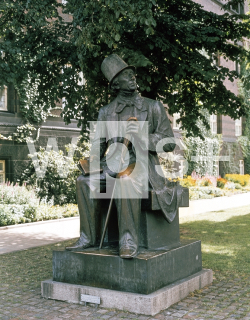 ｜コペンハーゲンに建つアンデルセンの記念像