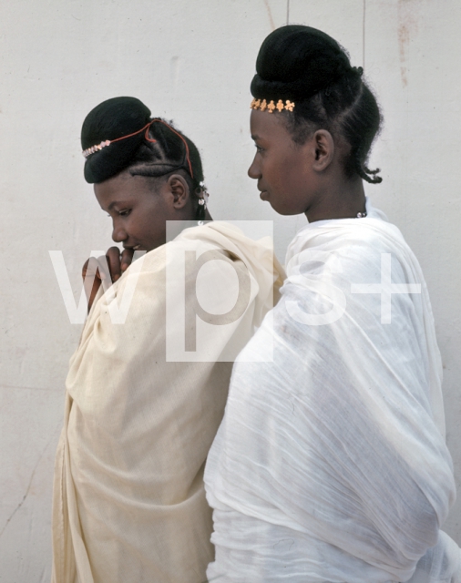 ｜民族衣装を纏ったムーア人の若者たち