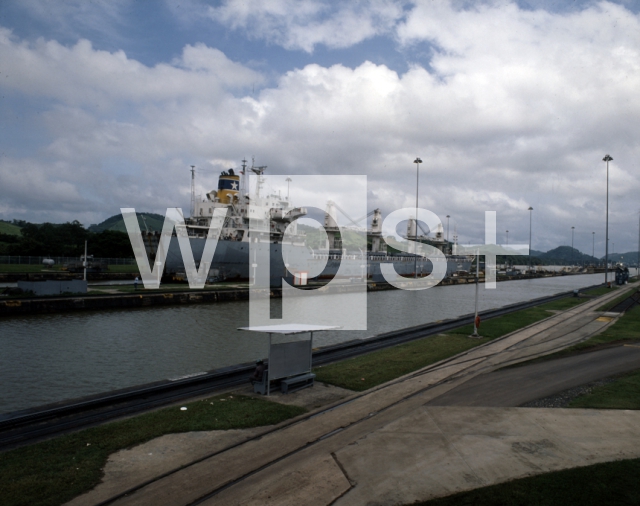 ｜パナマ運河のミラフローレス閘門