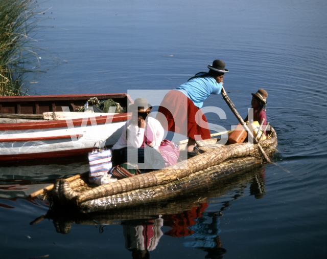 ｜チチカカ湖とウロス族の葦船