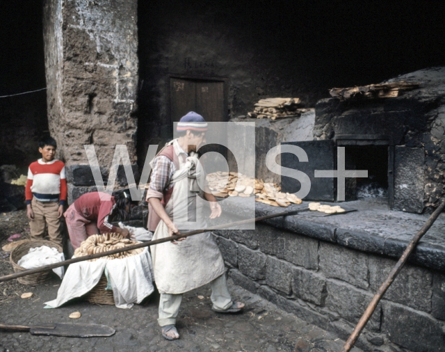 ｜パンを焼くインディオの家族